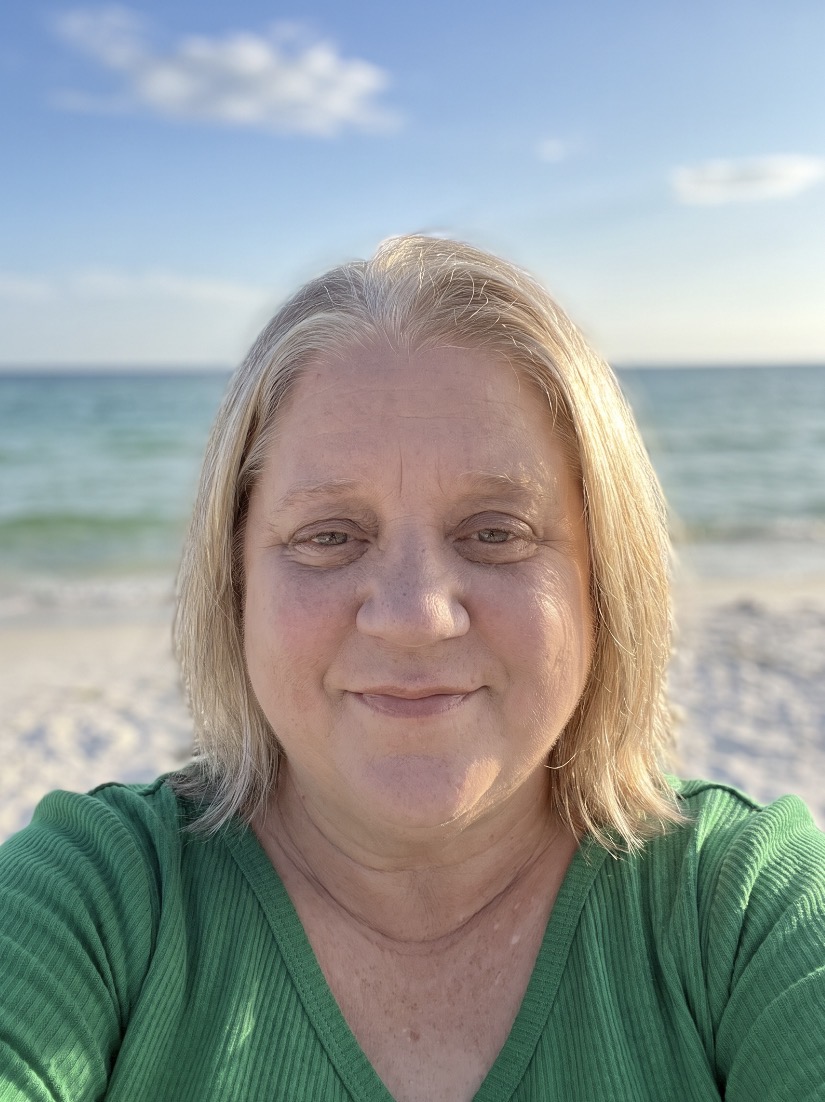 Michelle Kelly, founder of The Emerald Coast Edit, on the beach in Santa Rosa Beach, Florida